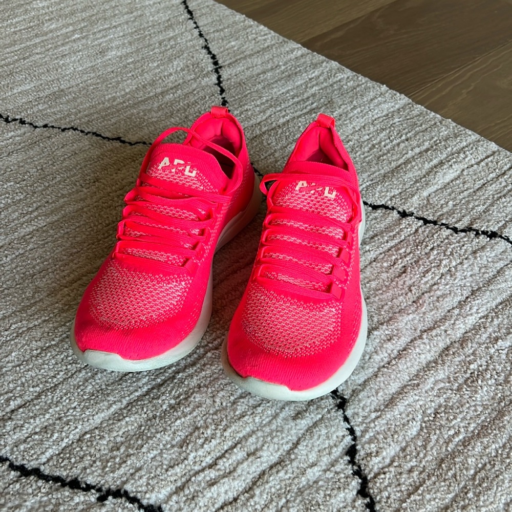 APL Techloom Breeze Sneakers - neon pink